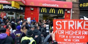 Ribuan Demonstran New York Tuntut Upah Minimum Rp 193.000 per Jam