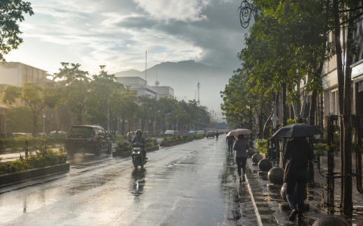Ilustrasi hujan ringan di jalan Kota Bandung