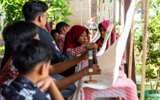 Ilustrasi kegiatan seni inklusif siswa dan mahasiswa untuk berita Bandung