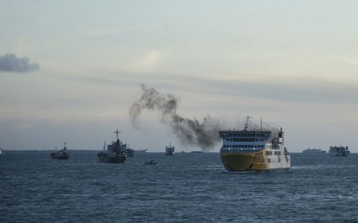 Kapal feri berlayar di perairan Indonesia