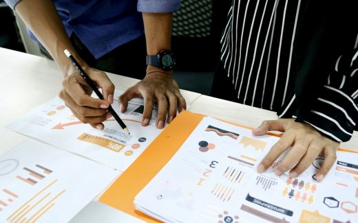 Ilustrasi rapat dan analisis data untuk perencanaan pembangunan. Foto Unsplash/UX Indonesia.