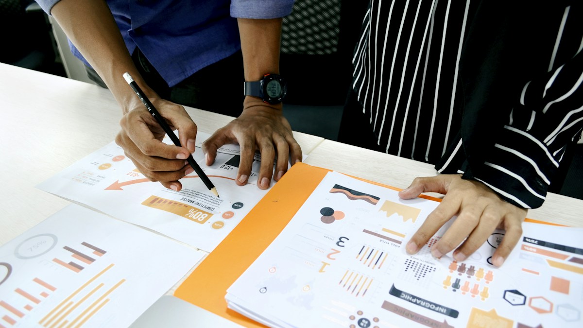 Ilustrasi rapat dan analisis data untuk perencanaan pembangunan. Foto Unsplash/UX Indonesia.