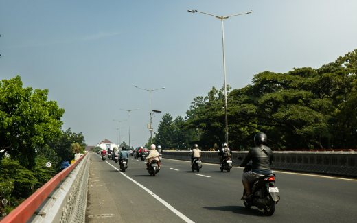 Ilustrasi jalan Kota Bandung dan aktivitas lalu lintas. Foto Unsplash/Abdul Ridwan.