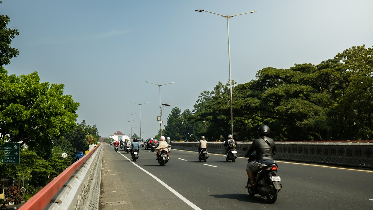 Ilustrasi jalan Kota Bandung dan aktivitas lalu lintas. Foto Unsplash/Abdul Ridwan.