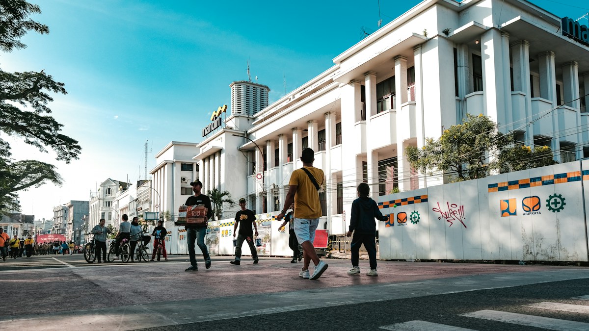 Aktivitas warga di ruas jalan Indonesia