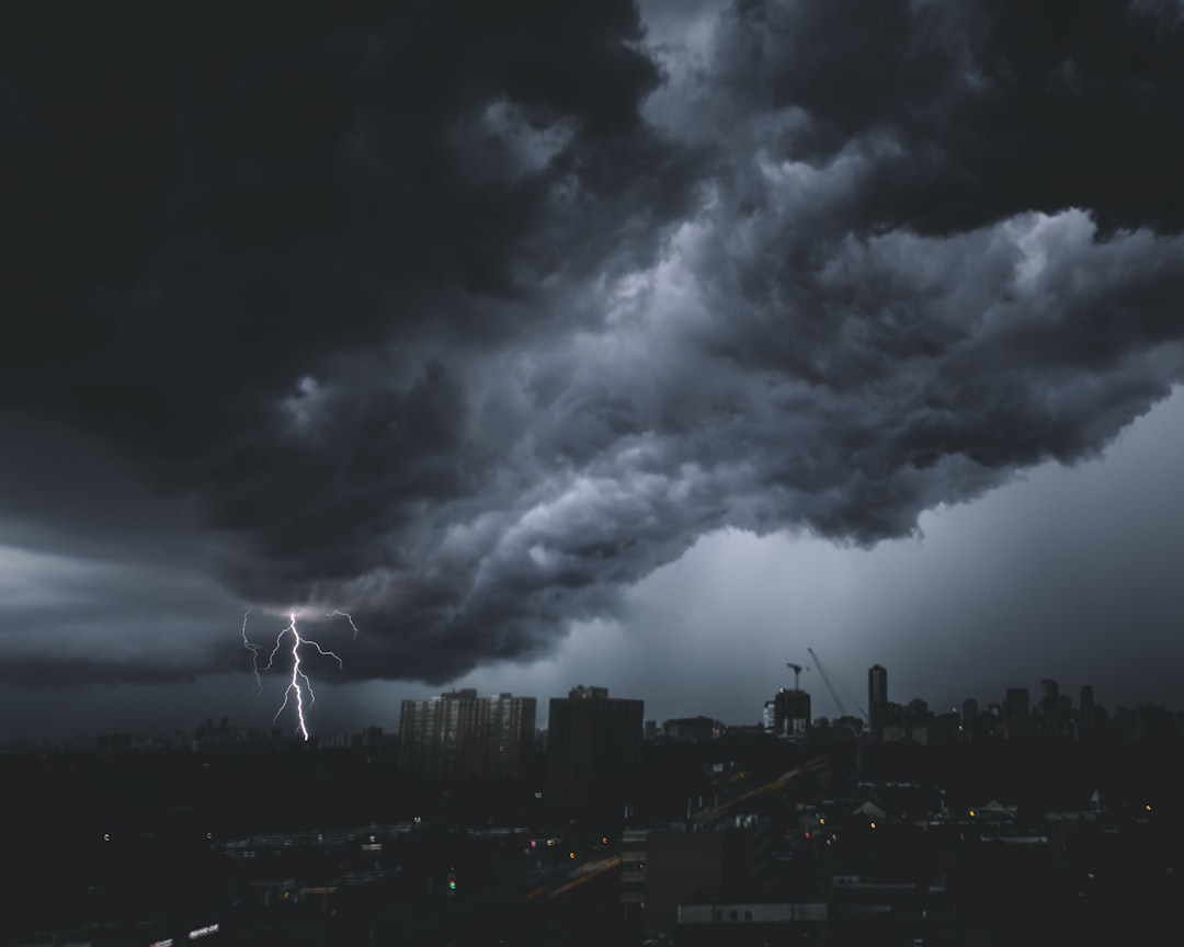 Ilustrasi cuaca berangin dan awan gelap