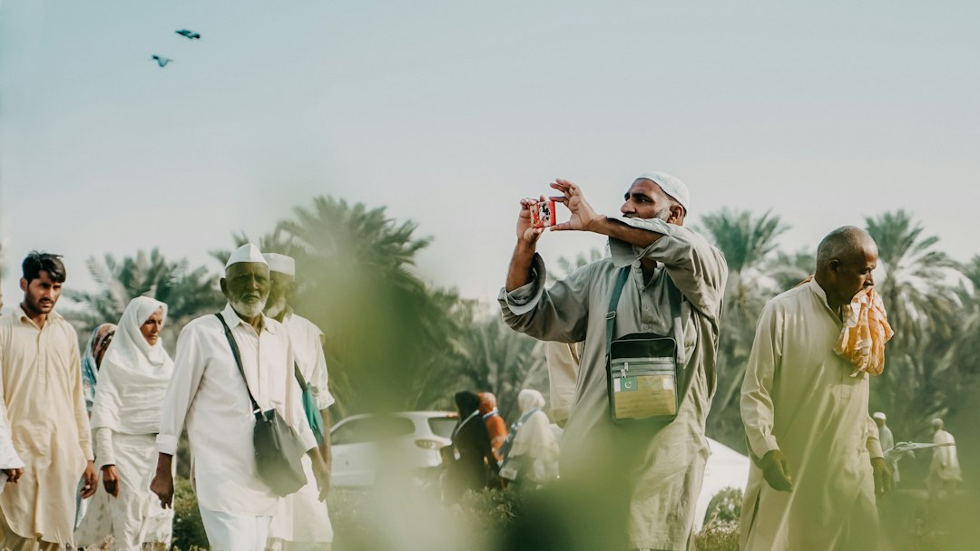 Ilustrasi jamaah dalam perjalanan ibadah haji. Foto: Afif Ramdhasuma/Unsplash