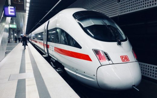Ilustrasi kereta cepat di jalur rel. Foto: Daniel Abadia/Unsplash