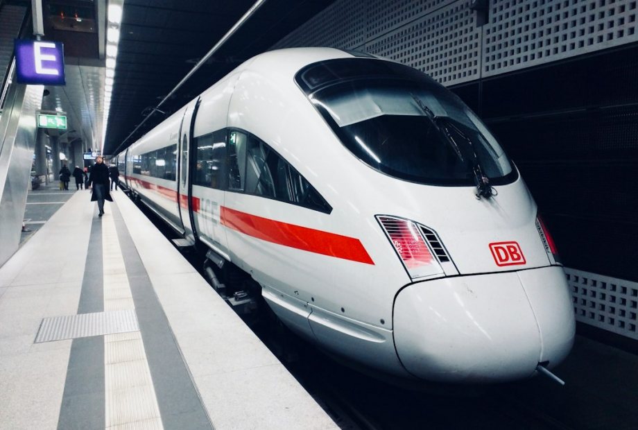 Ilustrasi kereta cepat di jalur rel. Foto: Daniel Abadia/Unsplash