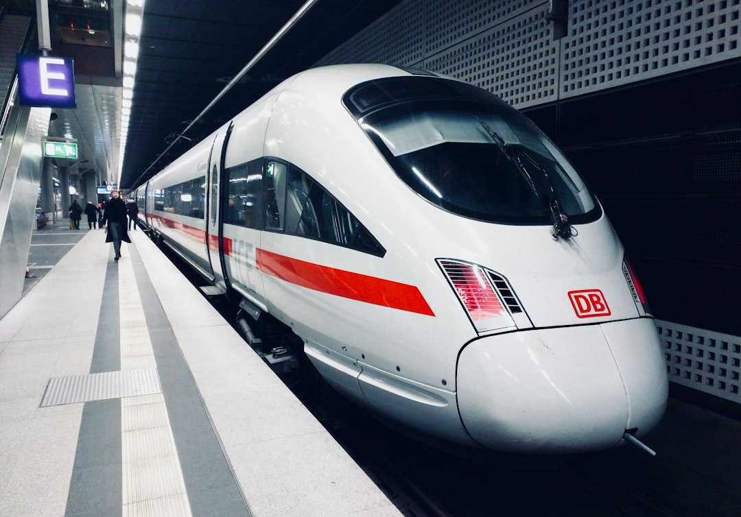 Ilustrasi kereta cepat di jalur rel. Foto: Daniel Abadia/Unsplash