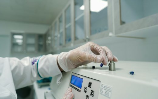 Ilustrasi kegiatan di laboratorium farmasi. Foto: Mina Rad/Unsplash