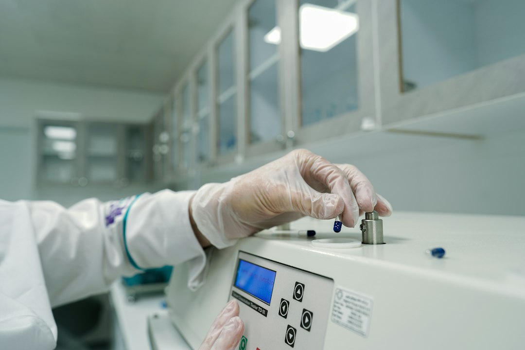 Ilustrasi kegiatan di laboratorium farmasi. Foto: Mina Rad/Unsplash