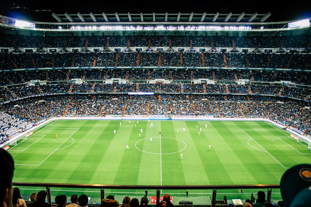 Ilustrasi pertandingan sepak bola di stadion. Foto: Vienna Reyes/Unsplash