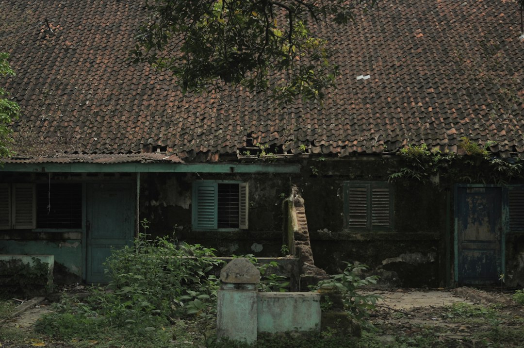 Ilustrasi rumah terdampak bencana. Foto: Adithya Asmara Dhewa/Unsplash