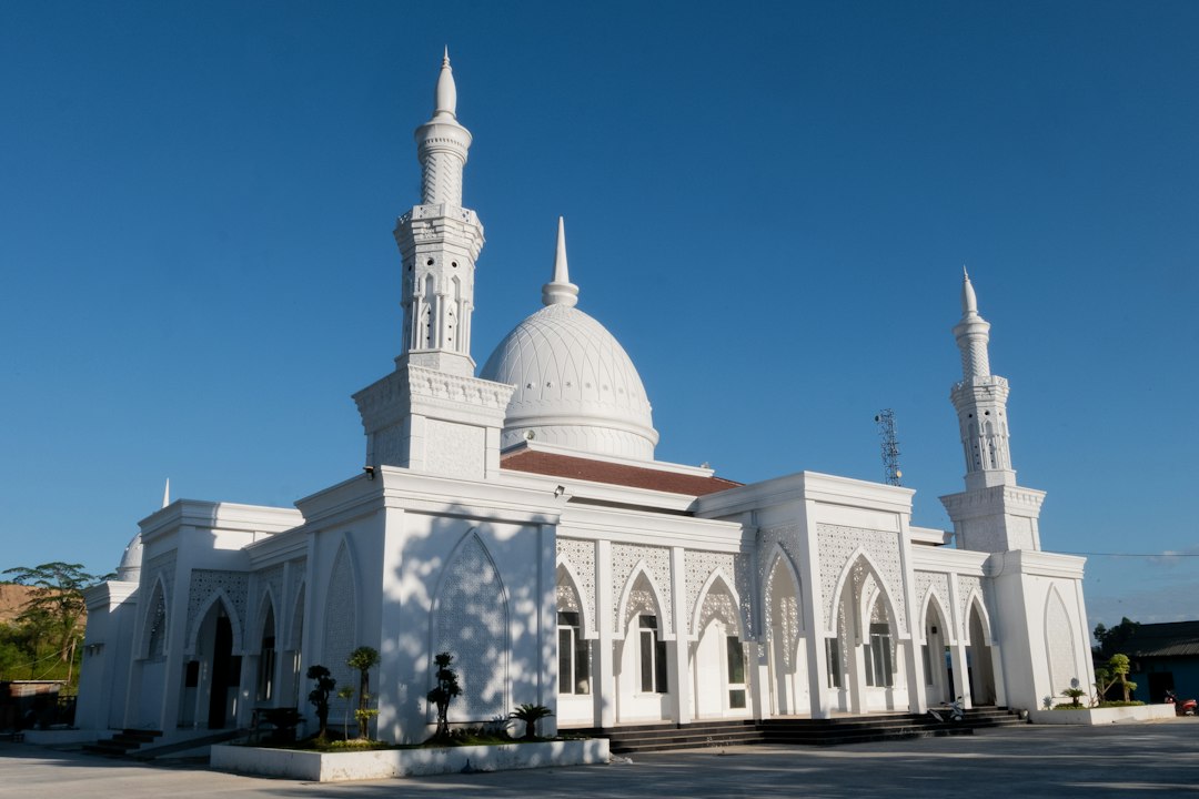 Ilustrasi masjid di Indonesia untuk wisata ramah Muslim. Foto: Yoga Sukma/Unsplash