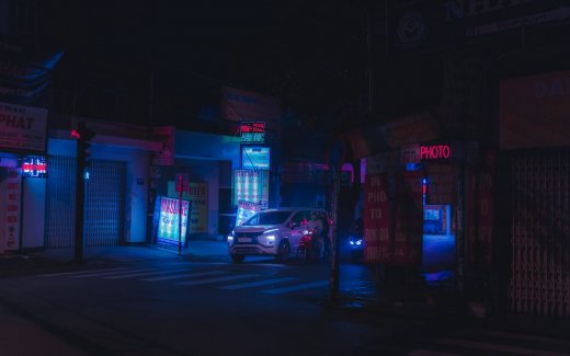 Kendaraan polisi pada malam hari sebagai ilustrasi penyelidikan penyerangan truk Dalmas
