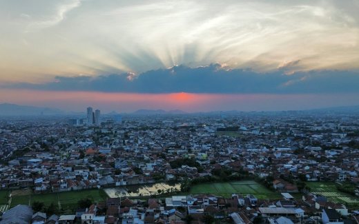 Pemandangan langit Kota Bandung sebagai ilustrasi cuaca 22 Oktober 2026