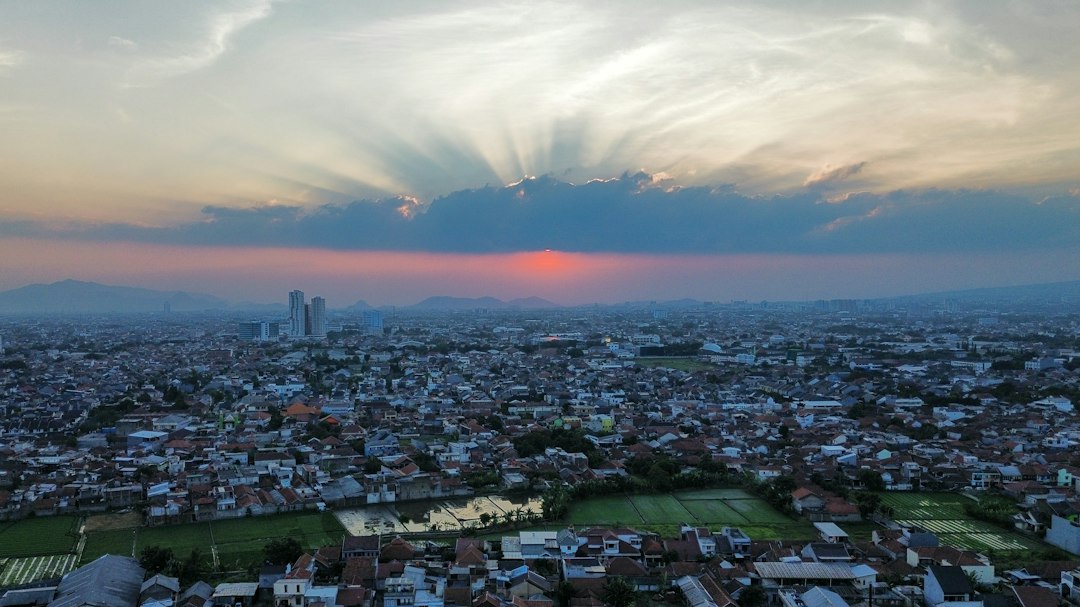 Pemandangan langit Kota Bandung sebagai ilustrasi cuaca 22 Oktober 2026