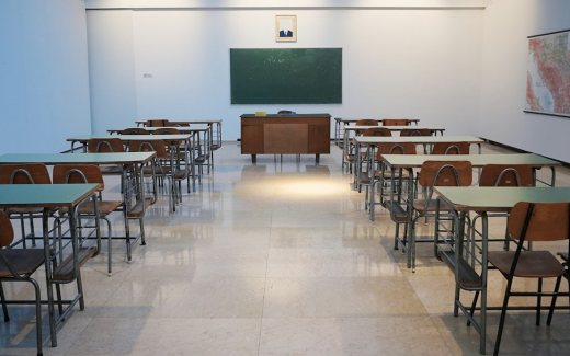 Ilustrasi ruang kelas pelatihan bahasa. Foto: Ivan Aleksic/Unsplash