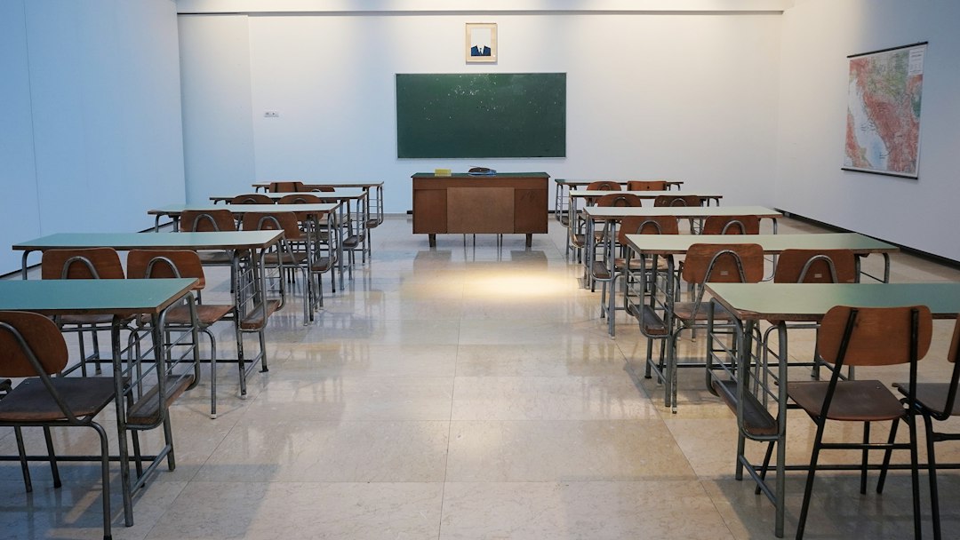 Ilustrasi ruang kelas pelatihan bahasa. Foto: Ivan Aleksic/Unsplash