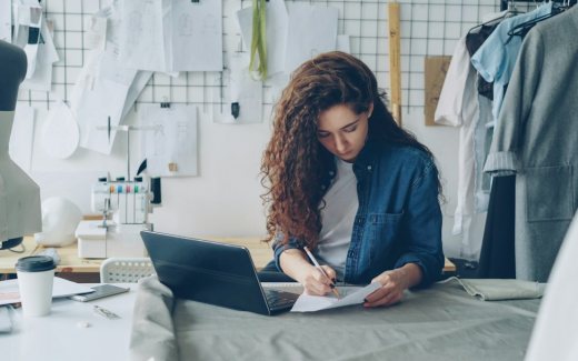Ilustrasi perempuan mengembangkan usaha mandiri. Foto: Vitaly Gariev/Unsplash