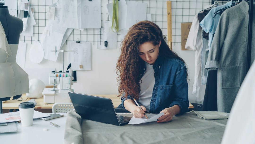 Ilustrasi perempuan mengembangkan usaha mandiri. Foto: Vitaly Gariev/Unsplash