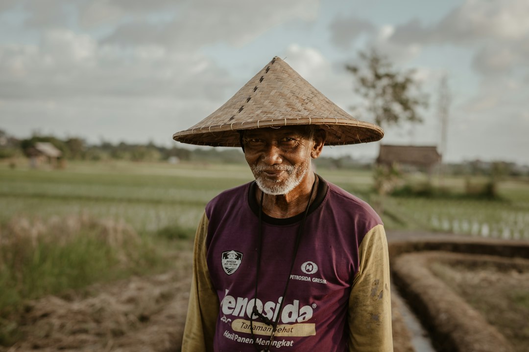 Petani di area pertanian sebagai ilustrasi regenerasi petani Kabupaten Bandung