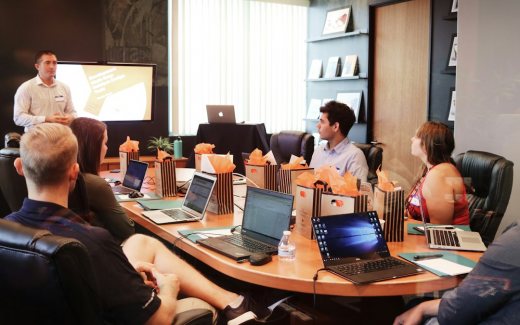Ilustrasi rapat penataan dan penggabungan struktur organisasi. Foto Unsplash: Campaign Creators.