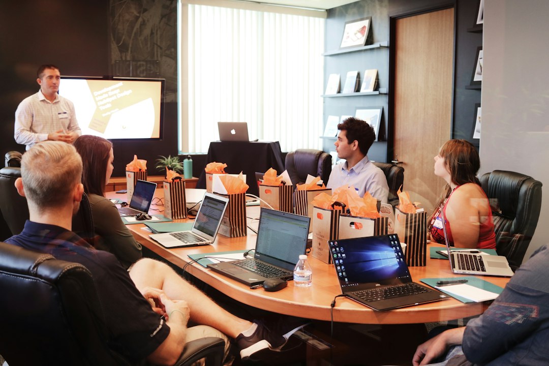 Ilustrasi rapat penataan dan penggabungan struktur organisasi. Foto Unsplash: Campaign Creators.