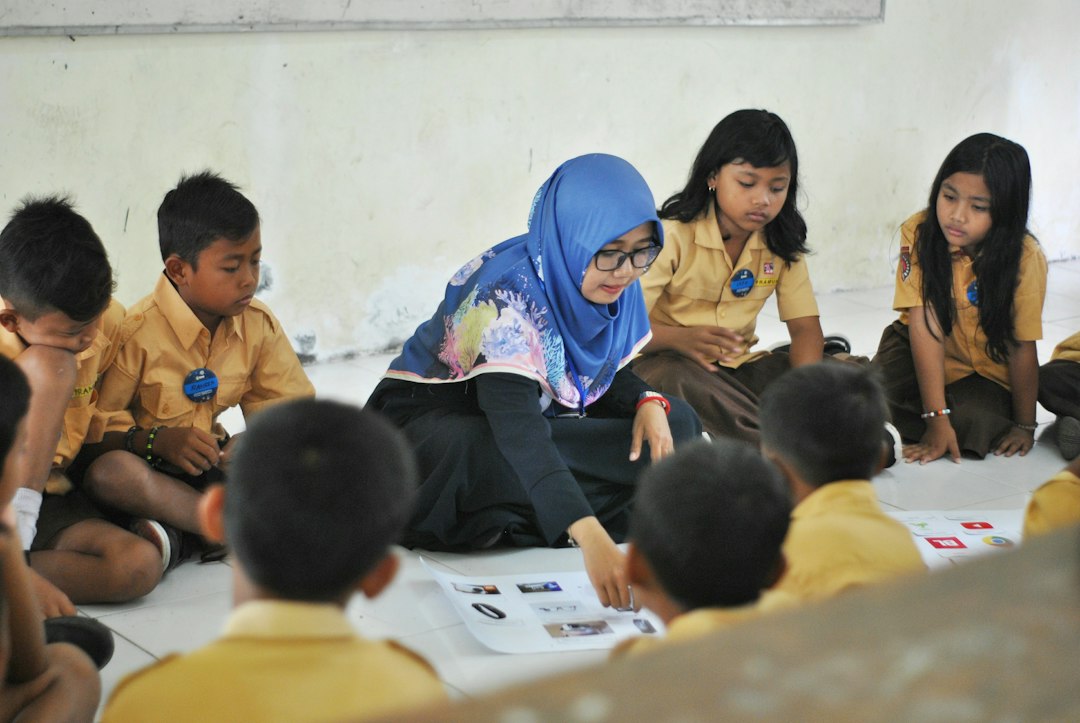 Ilustrasi kegiatan belajar di sekolah. Foto: Husniati Salma/Unsplash