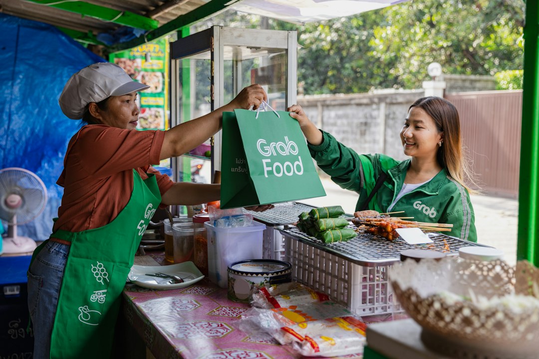 Ilustrasi transaksi usaha kuliner kecil. Foto: Grab/Unsplash