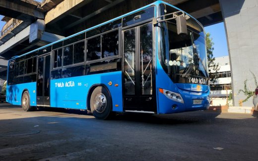 Kendaraan transportasi publik sebagai ilustrasi pengembangan angkot listrik