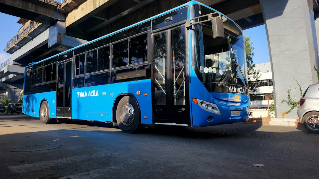 Kendaraan transportasi publik sebagai ilustrasi pengembangan angkot listrik